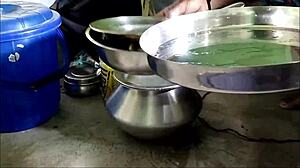 Бангладешка ужива у обрнутом каубојки и сперми на стомаку