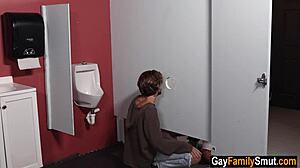 युवा ट्विंक अपने बड़े सौतेले पिता के साथ गुप्त बाथरूम की आदतों का सामना करता है।