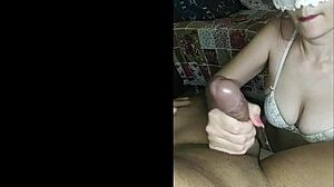 Stăpâna roșcată se sufocă cu un penis negru mare și primește o ejaculare facială pe platforma de chat online