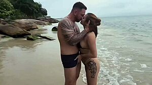 Rencontre torride entre un mari et ses amants rousses sur la plage