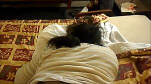Rjavolaska najstnica Turquoises v hotelski sobi sreča