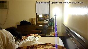 Brünette Teenagerin Turquoises trifft auf ein Hotelzimmer