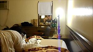 Brünette Teenagerin Turquoises trifft auf ein Hotelzimmer