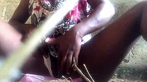 אפרו-אמריקאית מתפנקת בגרבי לגינס ומפנקת את עצמה