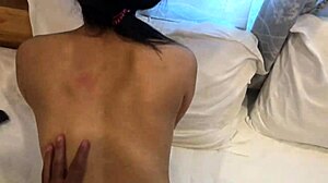 Ázsiai egyetemista lány xxapple seggét spermával borítják, miközben tükör előtt basznak