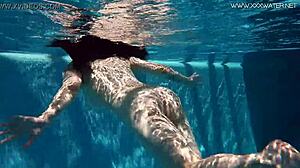 Sheril Blossoms sensuale bagno a bordo piscina che porta ad un'intensa eccitazione