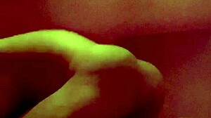 Asiatiska milfs sensuella massage förvandlas till en het dold cam-upplevelse