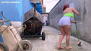 एक बड़ी गांड वाली ब्राजीलियाई नौकरानी को सफाई से ज्यादा काम पर रखा जाता है।