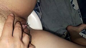Dlakava amaterska deklica se sama masturbira na zabavi