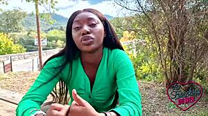 Afriška najstnica z živahnimi joški ima vroč seks pred kamero
