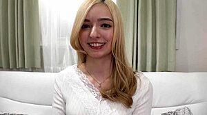 Zrela blondinka Karina Nishida daje oralni in ročni seks, preden jo pofukajo