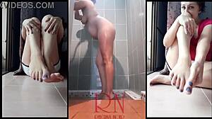 Milf se desnuda en el baño y se pone sensual con loción corporal