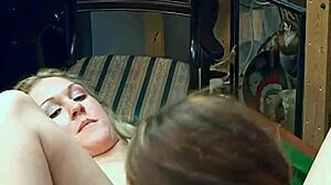 ג'יימי וודס מקבלת את הגרון שלה זיון על ידי פייג' בסשן אנאלי גס