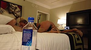 Η Madelyn Monroe και η κοπέλα της καβαλάνε έναν άγνωστο στο Βέγκας με ένα μπουκάλι νερό