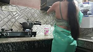 HD video úžasnej manželky, ktorá sa prvýkrát stretla s manželom svojej sestry v kuchyni a na posteli