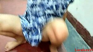 Desi bhabi blir nere och smutsig i en hemgjord video