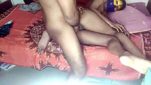 Аматерски бенгалски студент и учитељ се баве сексуалним активностима