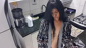 Sexy kvinne tilfredsstiller seg selv med en monsterkuk på kjøkkenet