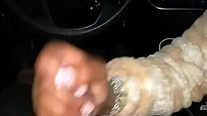 Ebony babe tar stor svart kuk i bilen efter nattklubb