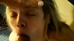 Ситна бела девојка даје дубоко грло и лизање ануса великом црном киту у необрађеном хотелском видеу