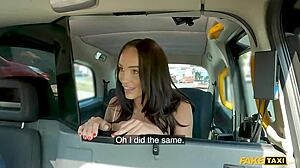 La première chevauchée de Hayley Vernons dans un taxi se transforme en une rencontre chaude avec une grosse bite
