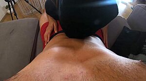 Η ερασιτεχνική σύζυγος χρησιμοποιεί strapon για να κυριαρχήσει τον σύζυγό της στο παιχνίδι BDSM