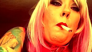 Tina, uma dominatrix britânica cheia de curvas, fuma um cigarro premium durante a conversa