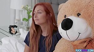 Kadence Marie, de onschuldige nerd, betrapt op het plezieren van zichzelf met een grote teddybeer