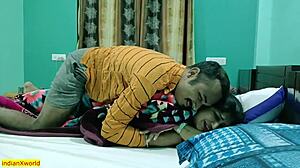 Mladý muž sa zapája do tabuizovaného indického bengálskeho sexu s partnerom