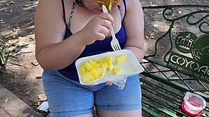 Suoritan suuseksiä kumppanini peräaukolla ja puristan siemennestettä, jota kulutan ananan kanssa julkisessa ympäristössä