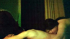 Középkorú ázsiai nő öntudatlanul részt vesz egy szex aktusban a munkával kapcsolatos szivárgás miatt